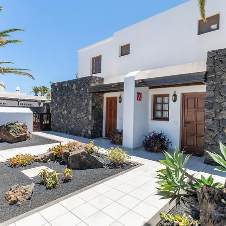 En Puerto Del Carmen, 2