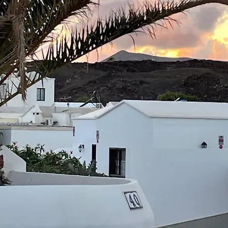 En Puerto Del Carmen, 2 *